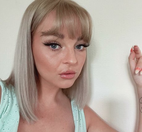 Emily Rose Perrin セクシーモデル 写真