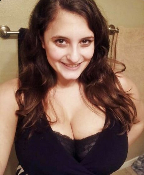 Avery Millah トップポルノスター 写真