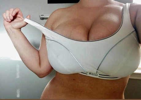 Avery Millah アダルトスター 画像