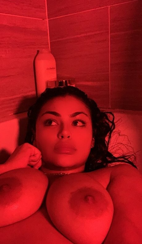 大きな黒い猫OnlyFans セクシーヌード 写真