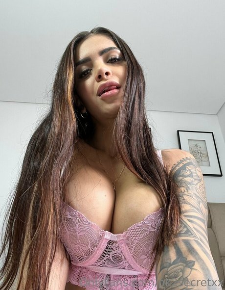 Angie Henao 裸のスター 写真