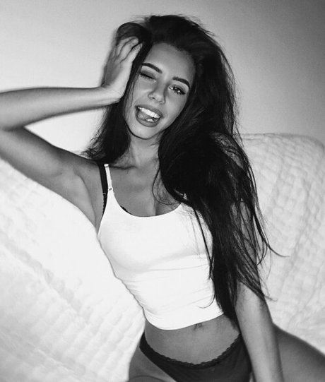 黒髪の熟女OnlyFans ホット 写真