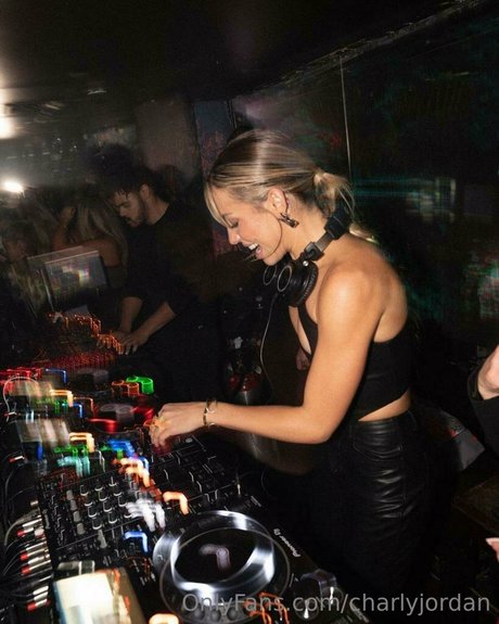 エボニーフィットネスOnlyFans アートヌード 画像