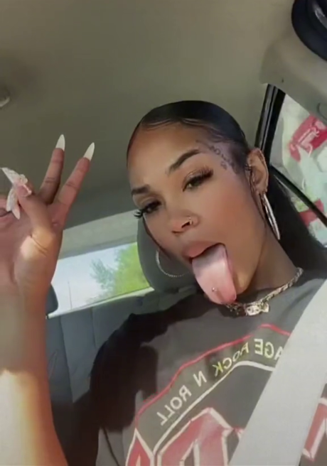 黒髪の熟女OnlyFans HD 画像