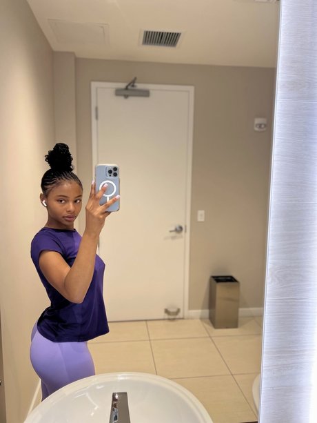 若いティーンのOnlyFans 無料セクシー 画像