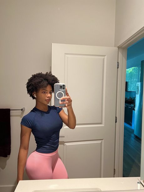 濃厚なラテン系熟女OnlyFans 美しいヌード 画像