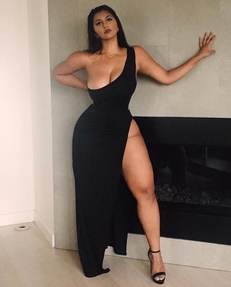 Cynthia Kumar エロティックモデル 写真