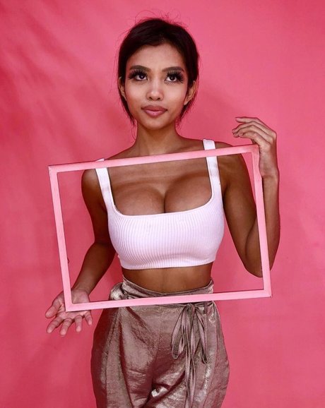 大きなお尻のマンコOnlyFans アート裸 ギャラリー