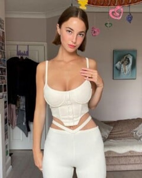 Amelie Manzoli ヌードモデル 写真