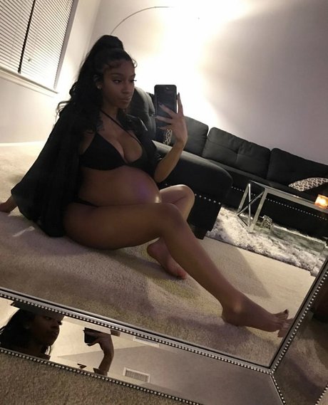 Ashley Burgos 最高のモデル 画像