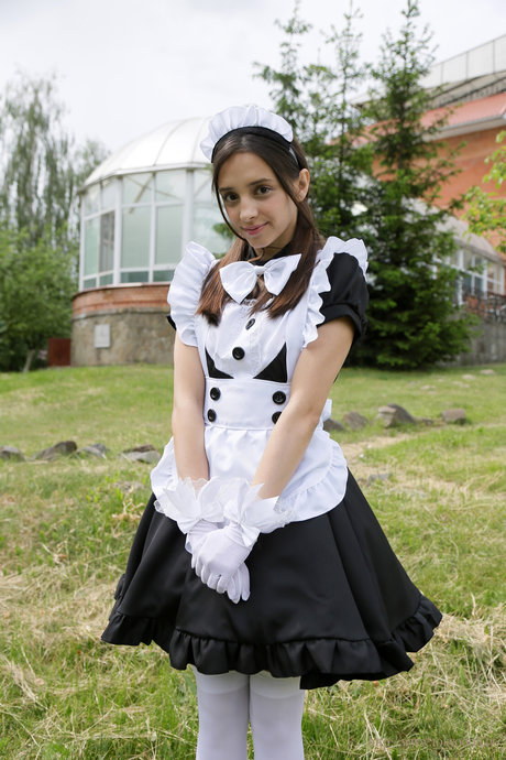 Olivia Linz_ アートモデル 写真