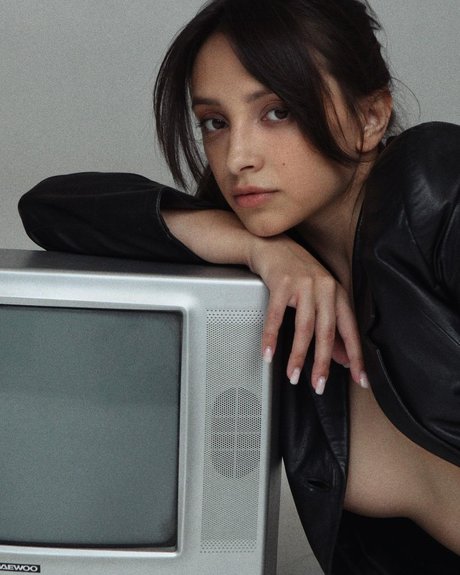 Olivia Linz_ 裸のポルノスター 画像