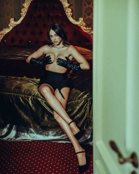 Olivia Linz_ アートポルノスター ギャラリー