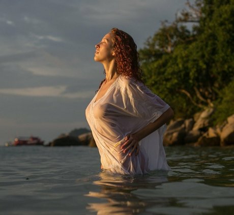 Curly Phoenix アダルトスター ギャラリー