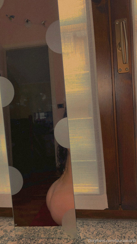 lauracorti ポルノスター 裸 写真