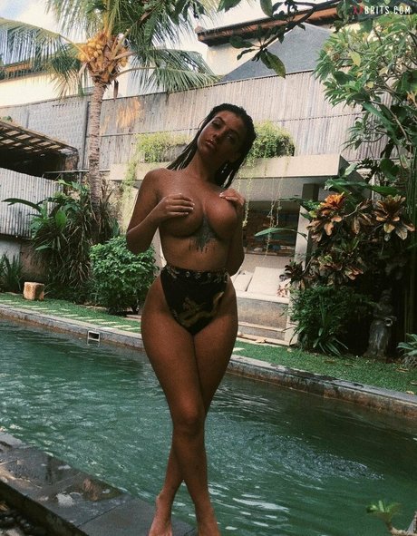 小人エボニーOnlyFans HD 写真