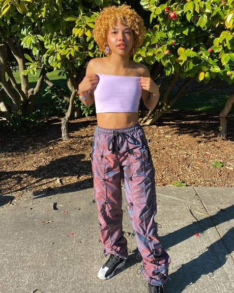 ブルネットの看護師OnlyFans ポルノグラフィック アーカイブ