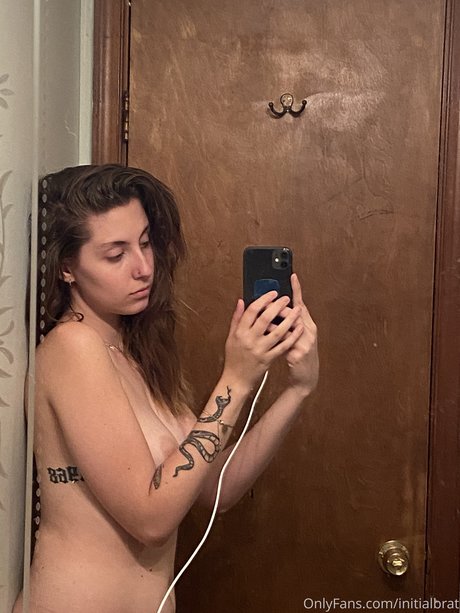 initialbrat ポルノスター 無料 写真