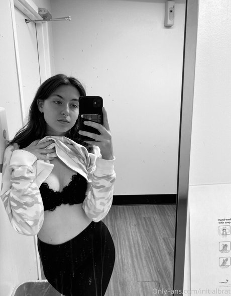 initialbrat 素敵なモデル 画像