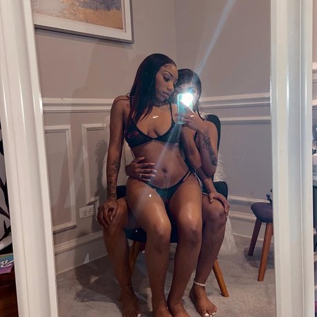 曲線美の赤毛OnlyFans 無料セクシー 写真