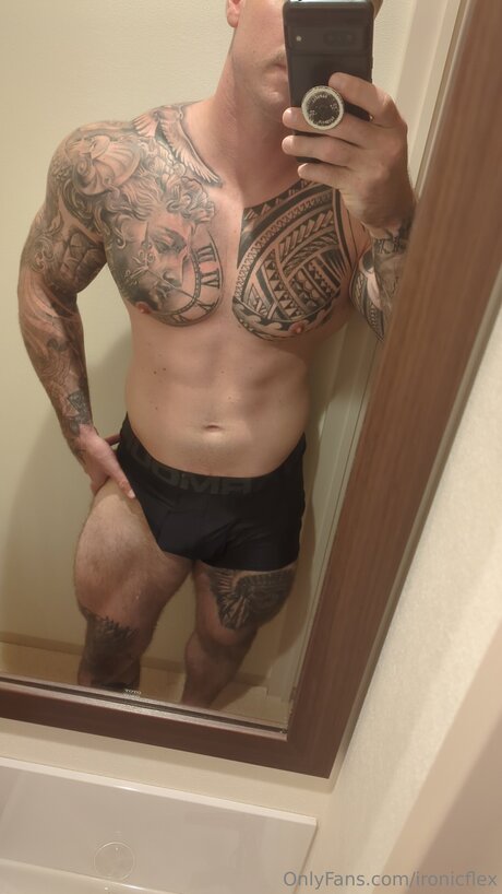 Ironicflex アダルトモデル 写真