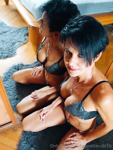 Brunetterubi70 エロティック女優 写真