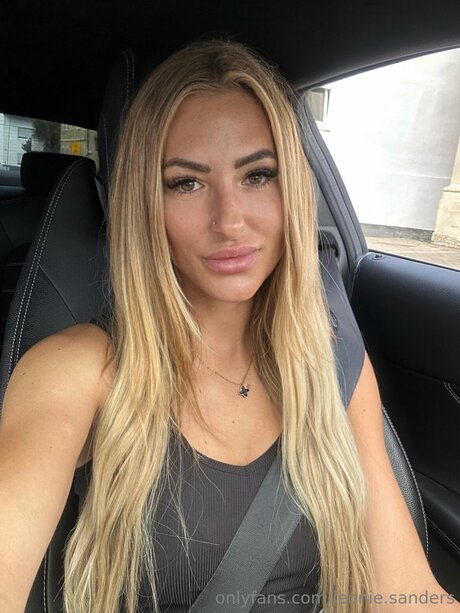 Leonie Sanders セクシーなスター 画像