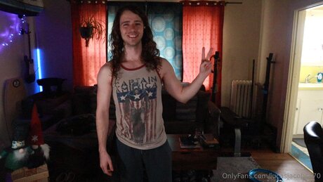 金髪の小柄なOnlyFans エロチック 画像