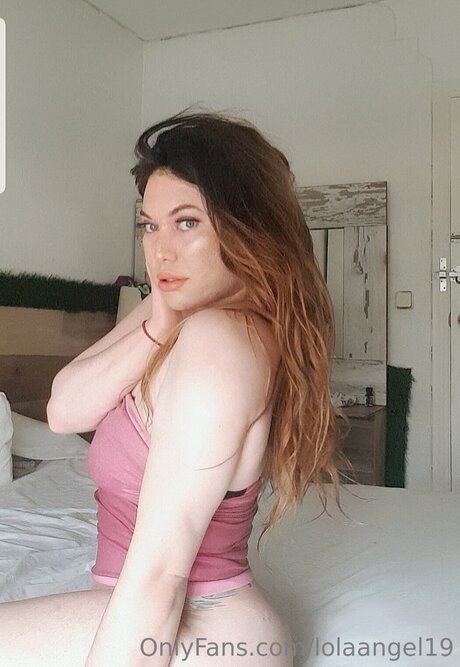Lolaangel19 ポルノスター HD 画像