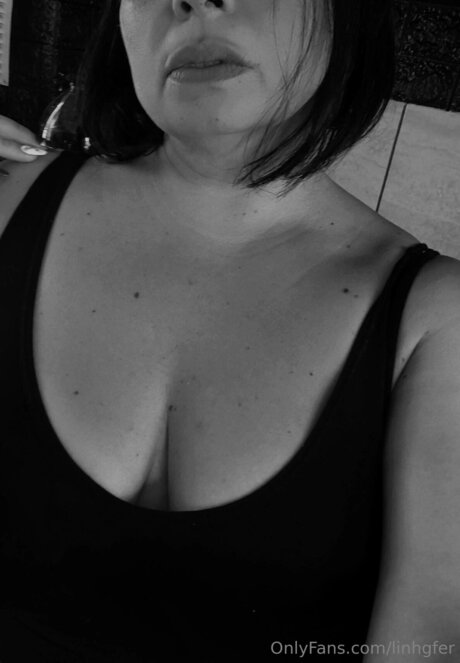 美しい足 OnlyFans 無料ヌード 写真