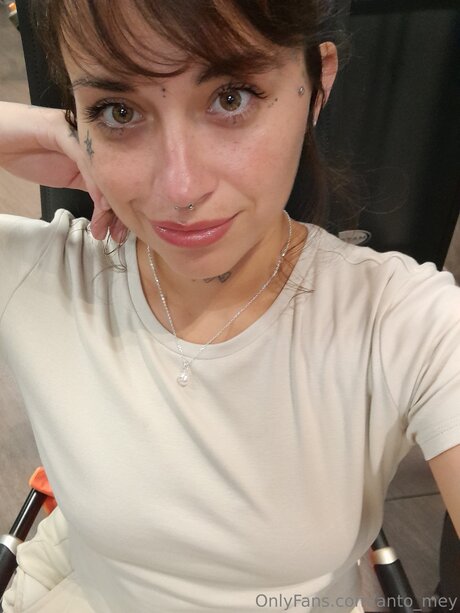 Anto Mey ホットなポルノスター 画像