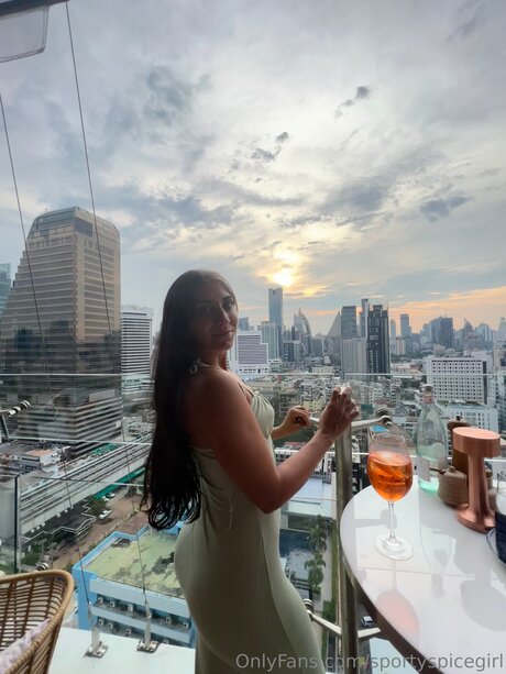 デカ尻ジーンズ OnlyFans アートヌード 画像