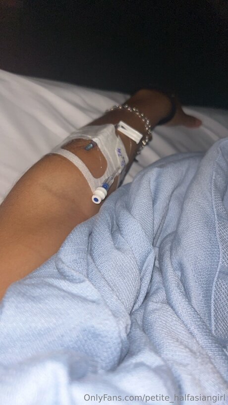 Petite Halfasiangirl ヌード女優 写真