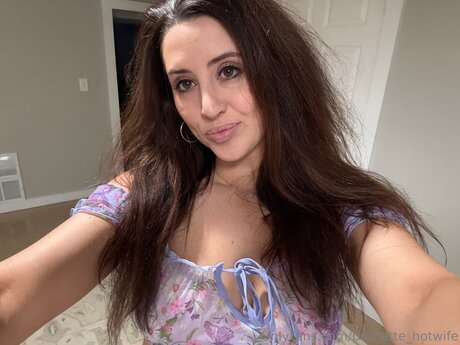 Brunette Hotwife xxxスター 写真