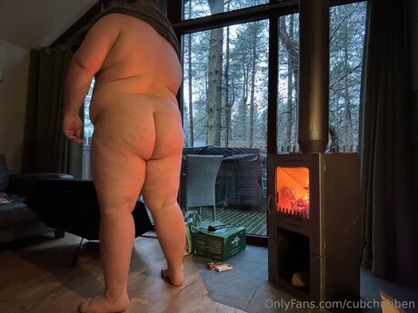 18歳のOnlyFans ポルノグラフィック ギャラリー