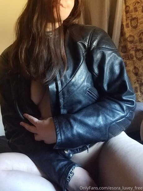 Esora Luvey Free エロティック女優 画像