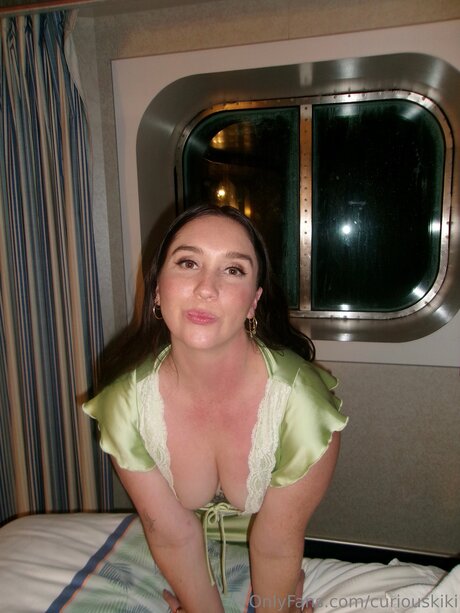 小柄なブロンドの熟女OnlyFans 無料裸 写真