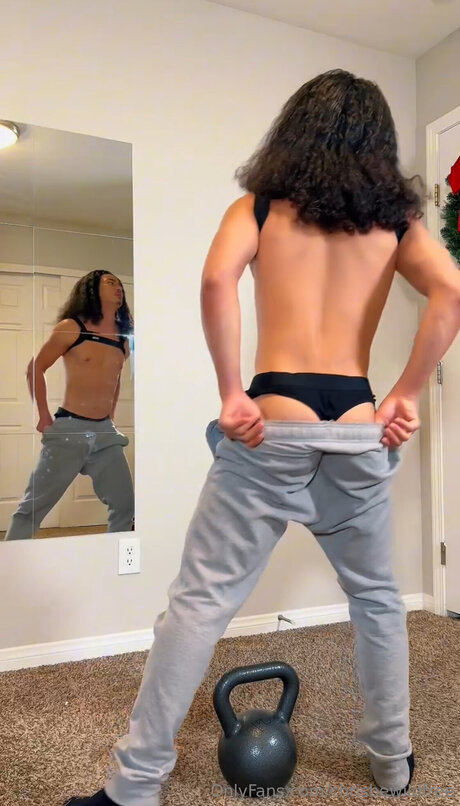 アジア人のタトゥー OnlyFans セクシー裸 写真