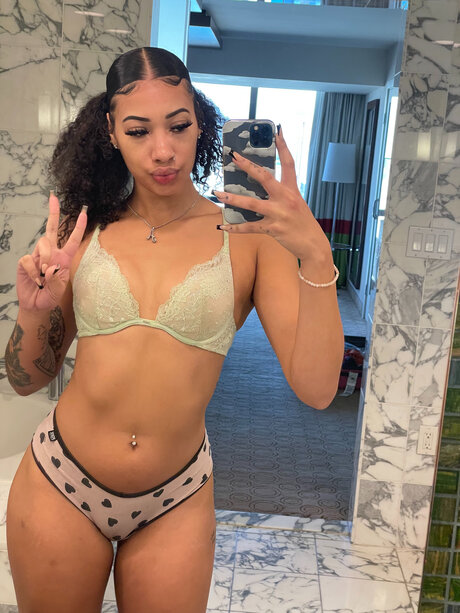 Lunadrizzles ホットなモデル 写真