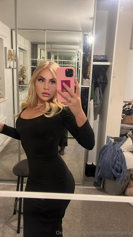 レズビアン ストラップオン OnlyFans ホットxxx 画像