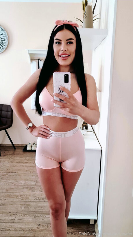 小人エボニーOnlyFans 無料 画像