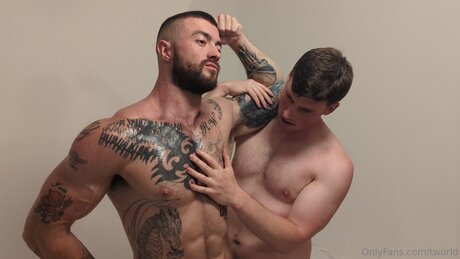 Tworld 無料のポルノスター ギャラリー