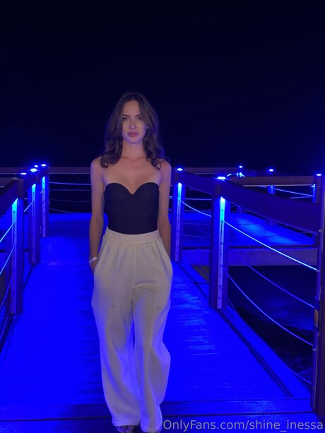 Shine Inessa 美しいモデル 写真