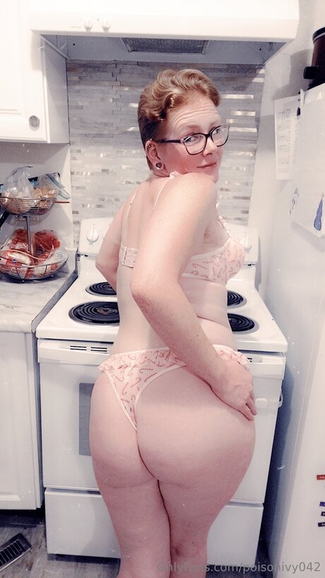 Poisonivy042 エロティックなモデル 写真