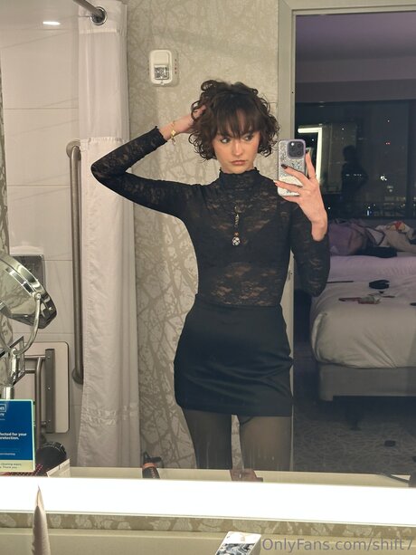 Shift7 裸のスター ギャラリー