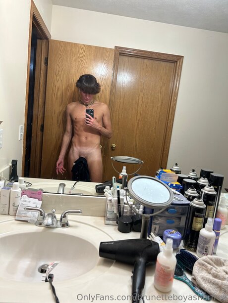 Brunetteboyasherfree エロティックなポルノスター 写真