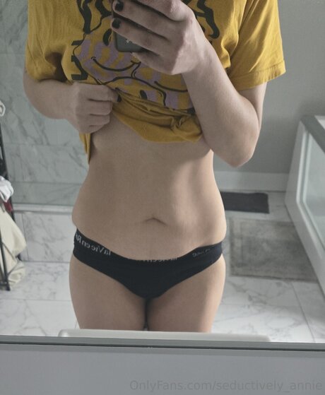 Seductively Annie ヌードモデル 写真