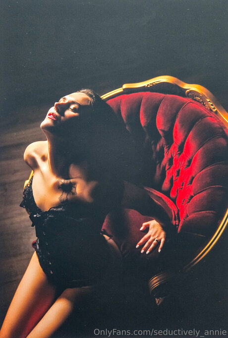 Seductively Annie ポルノモデル 写真