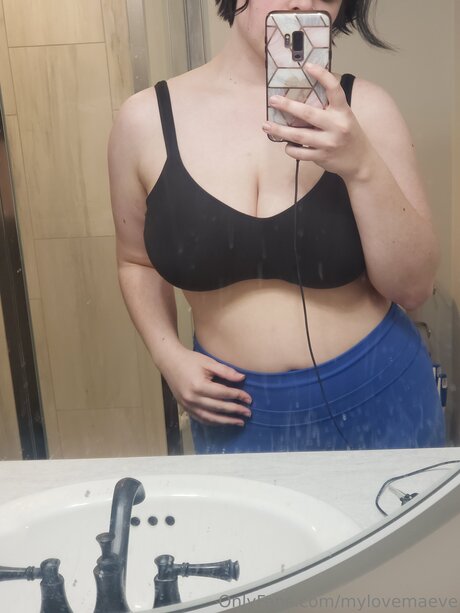 デカ尻ジーンズ OnlyFans 美しいヌード 画像