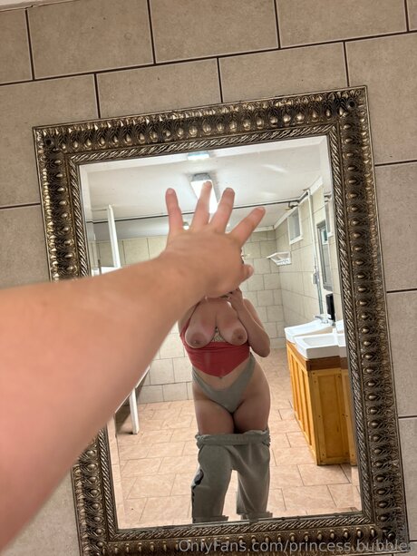 Princess Bubbles ヌードモデル 写真